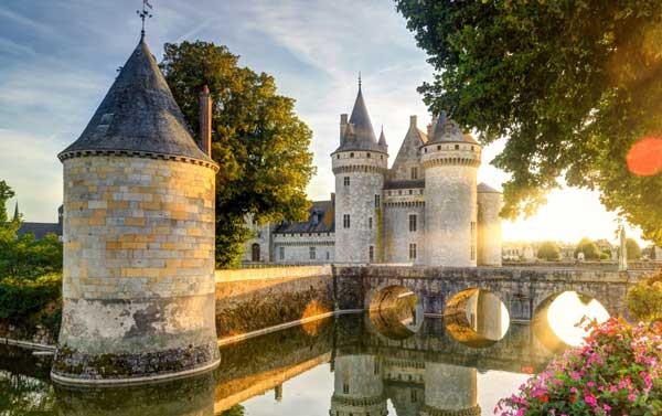Chateau-de-Sully-sur-Loire-600x377