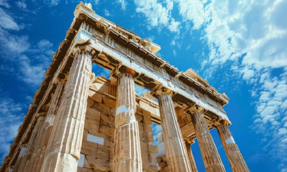 فرهنگ یونان؛ زندگی زیر نور آفتاب با چهرههای شاد