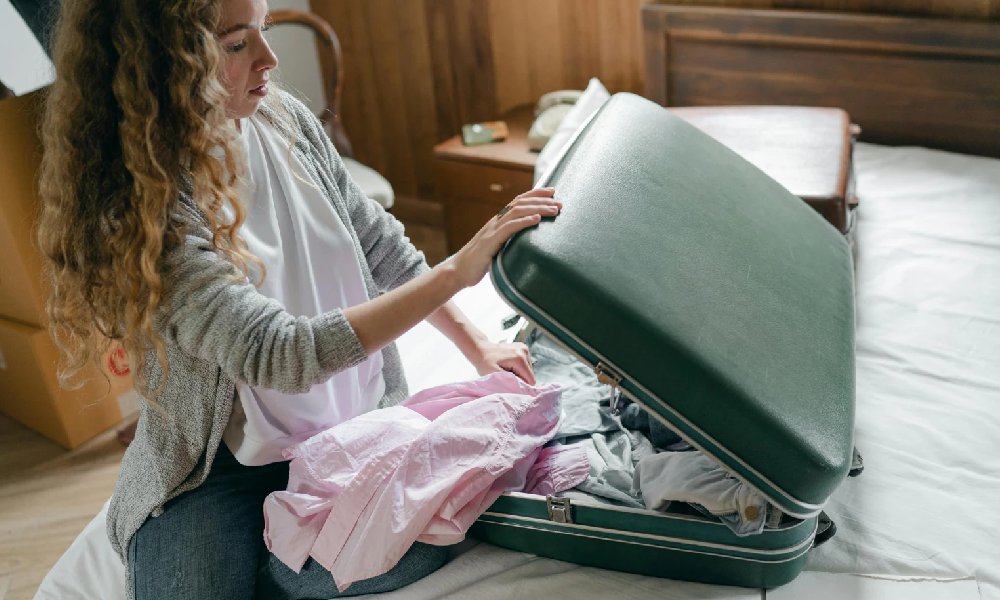 4- پول نقد، کارت و وسایل ضروری را همراه داشته باشید