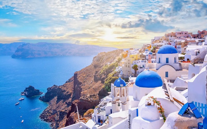 تفاوت سانتورینی و میکونوس؛ کدام برای شما مناسب‌تر است؟