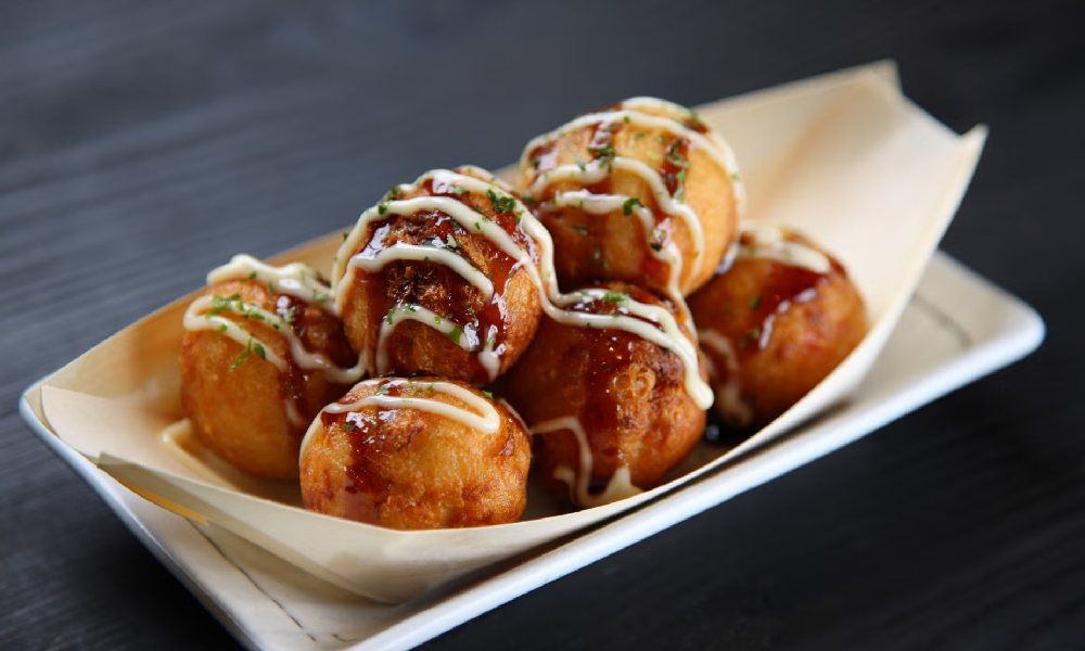تاکویاکی (Takoyaki)؛ تپش داغ خیابان‌های اوزاکا