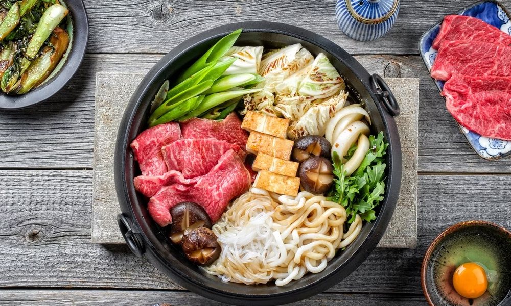 سوکییاکی (Sukiyaki)؛ دورهمی گرم و صمیمانهٔ ژاپنی