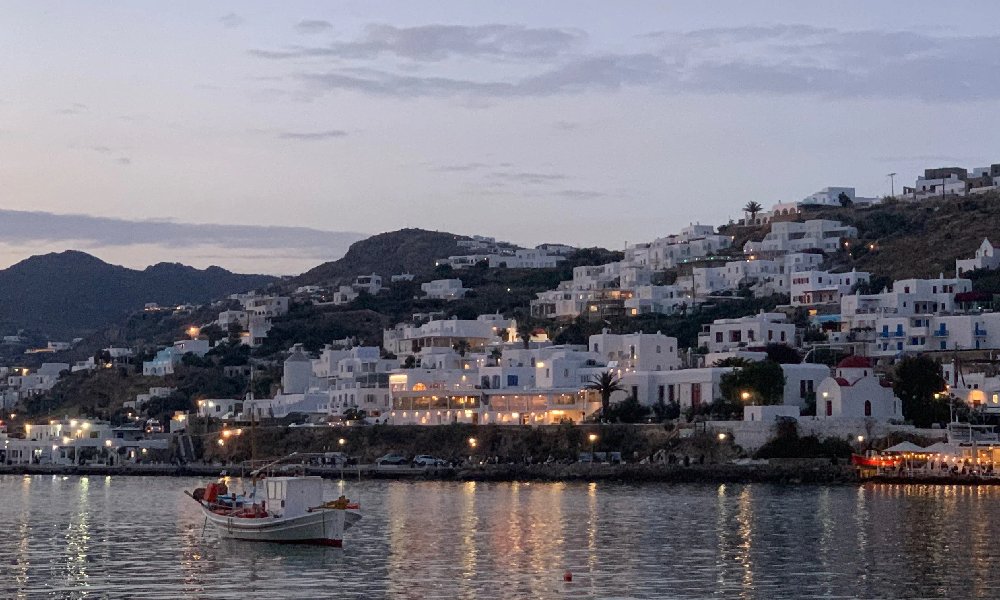 تفاوت سانتورینی و میکونوس؛ کدام برای شما مناسب‌تر است؟